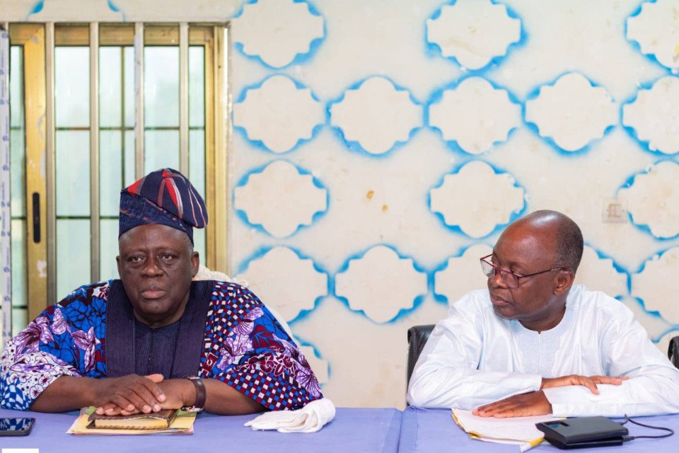  Louis G. Vlavonou et plusieurs personnalités échangent avec les forces vives de Pobè 